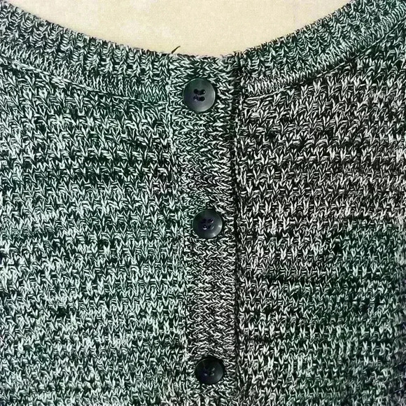 Lane Bryant Women’s Size 18/20 Crew neck sweater . Cute button design on back - Picture 6 of 10